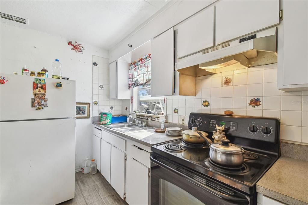 For Sale: $185,000 (2 beds, 1 baths, 688 Square Feet)