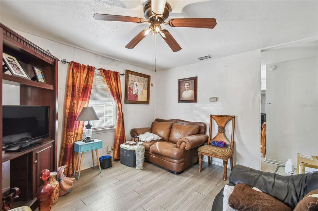 For Sale: $185,000 (2 beds, 1 baths, 688 Square Feet)