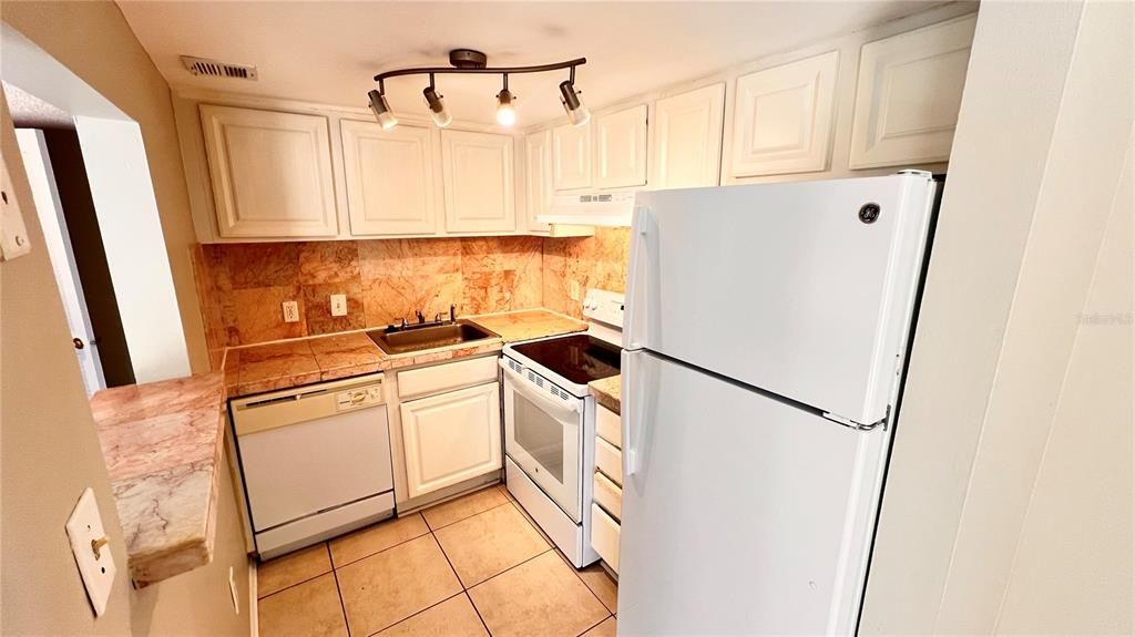 For Rent: $1,350 (2 beds, 1 baths, 850 Square Feet)