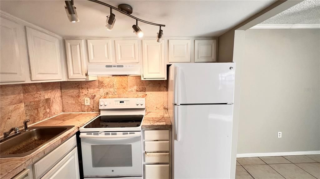 For Rent: $1,350 (2 beds, 1 baths, 850 Square Feet)