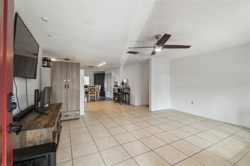 For Sale: $255,000 (2 beds, 2 baths, 1087 Square Feet)