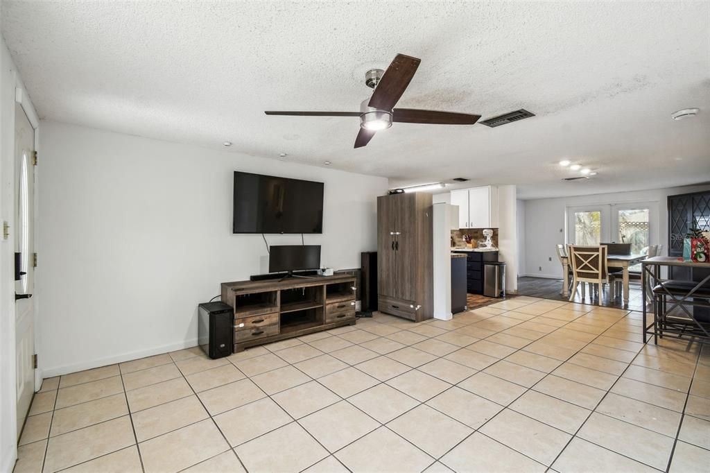 For Sale: $255,000 (2 beds, 2 baths, 1087 Square Feet)