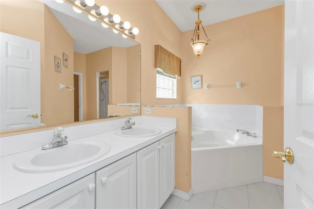 For Sale: $359,000 (2 beds, 2 baths, 1661 Square Feet)