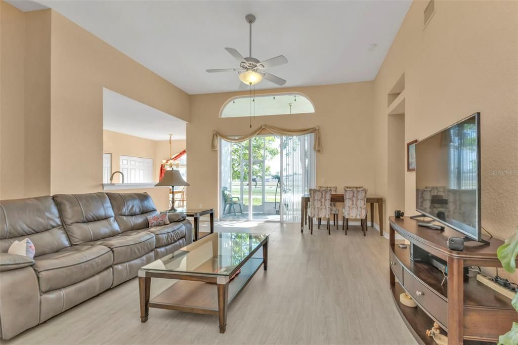 For Sale: $359,000 (2 beds, 2 baths, 1661 Square Feet)