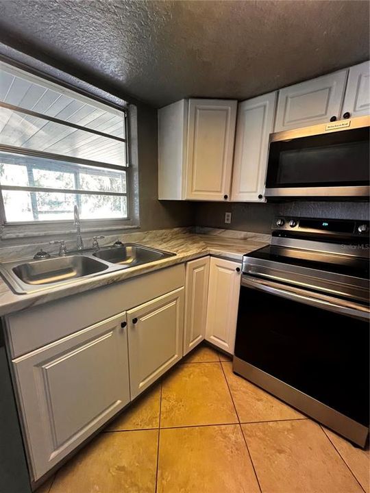 For Rent: $1,825 (3 beds, 1 baths, 936 Square Feet)