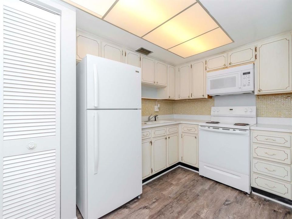 For Sale: $99,900 (1 beds, 1 baths, 720 Square Feet)