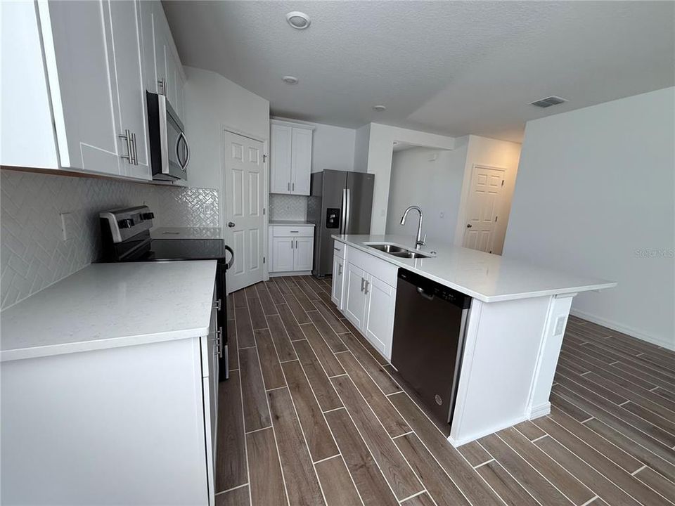 For Rent: $2,400 (3 beds, 2 baths, 1695 Square Feet)