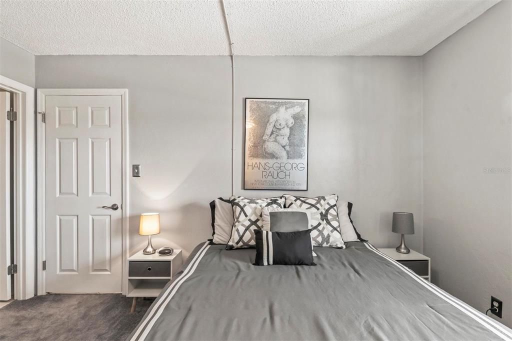 For Sale: $319,000 (2 beds, 2 baths, 925 Square Feet)