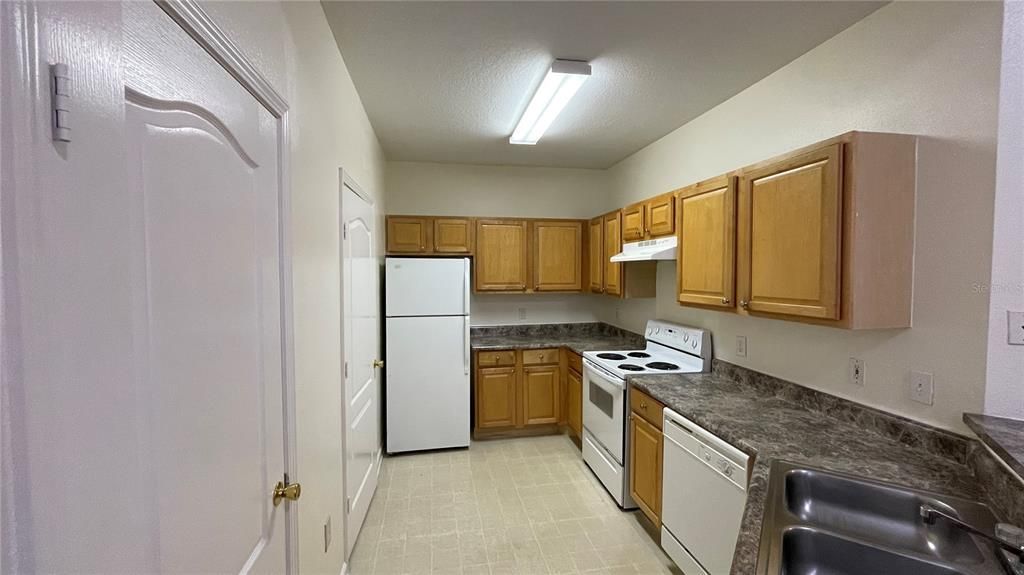 For Sale: $165,000 (1 beds, 1 baths, 951 Square Feet)