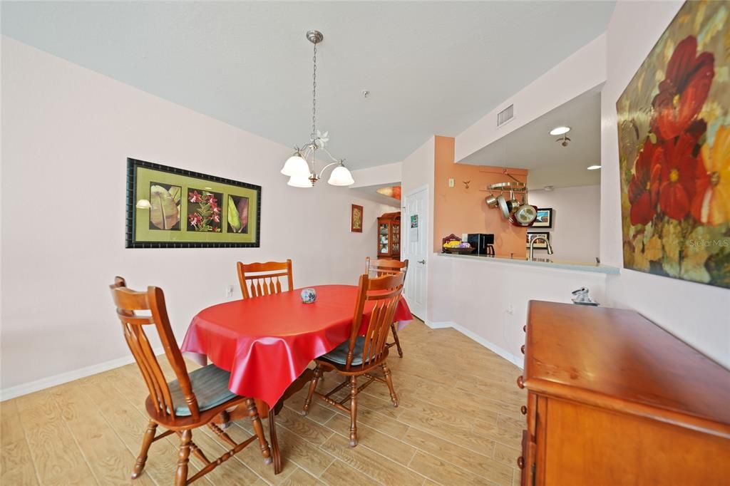 For Sale: $275,000 (2 beds, 2 baths, 1351 Square Feet)