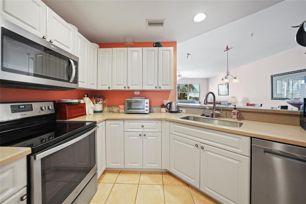 For Sale: $275,000 (2 beds, 2 baths, 1351 Square Feet)