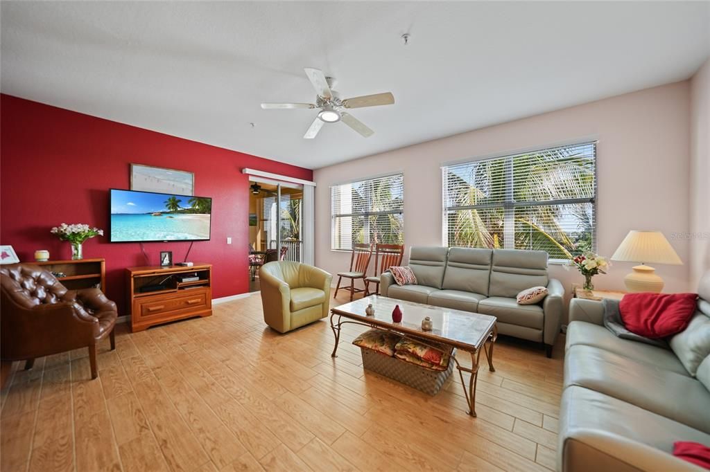 For Sale: $275,000 (2 beds, 2 baths, 1351 Square Feet)