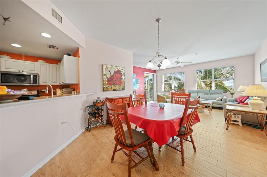 For Sale: $275,000 (2 beds, 2 baths, 1351 Square Feet)