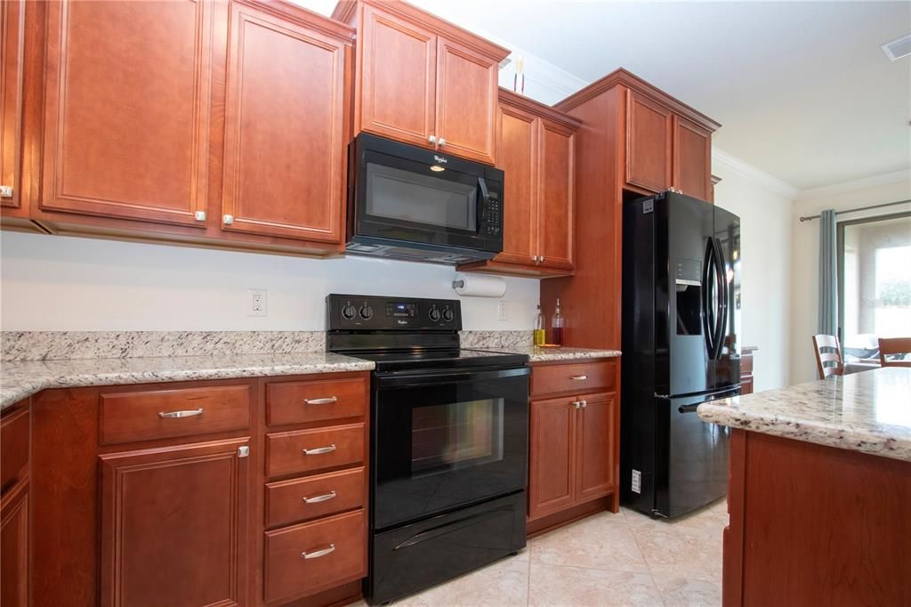 Kitchen w/upgraded cabinets, appliances, Granite Counters