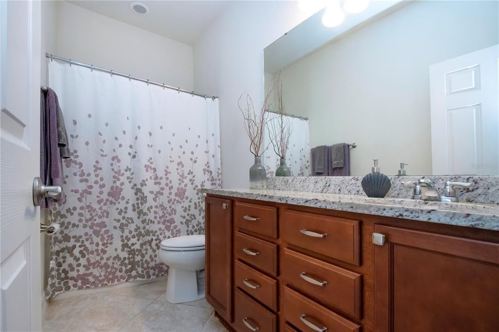 Guest Bathroom with shower/tub