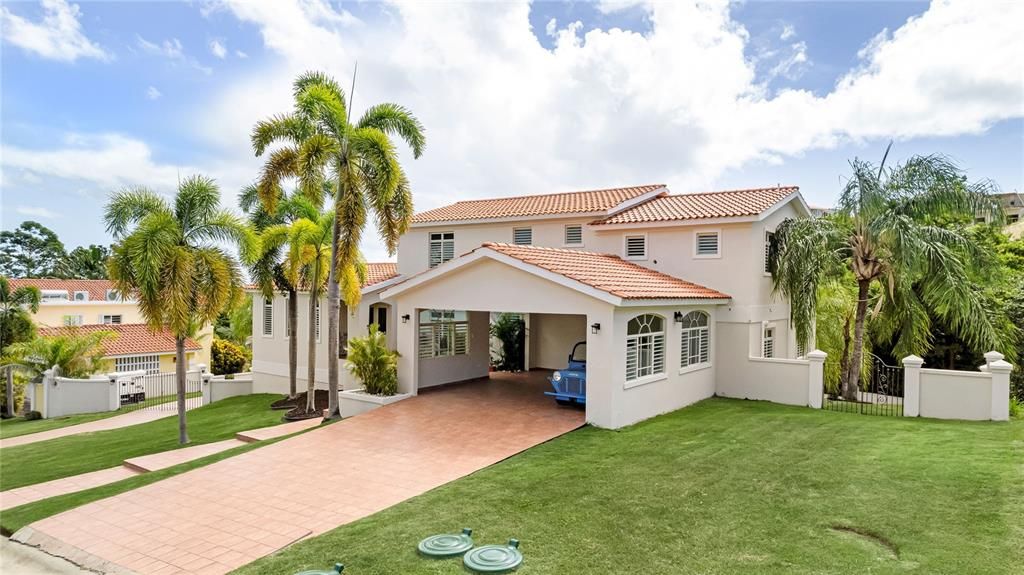 Double Garage and Huge Driveway