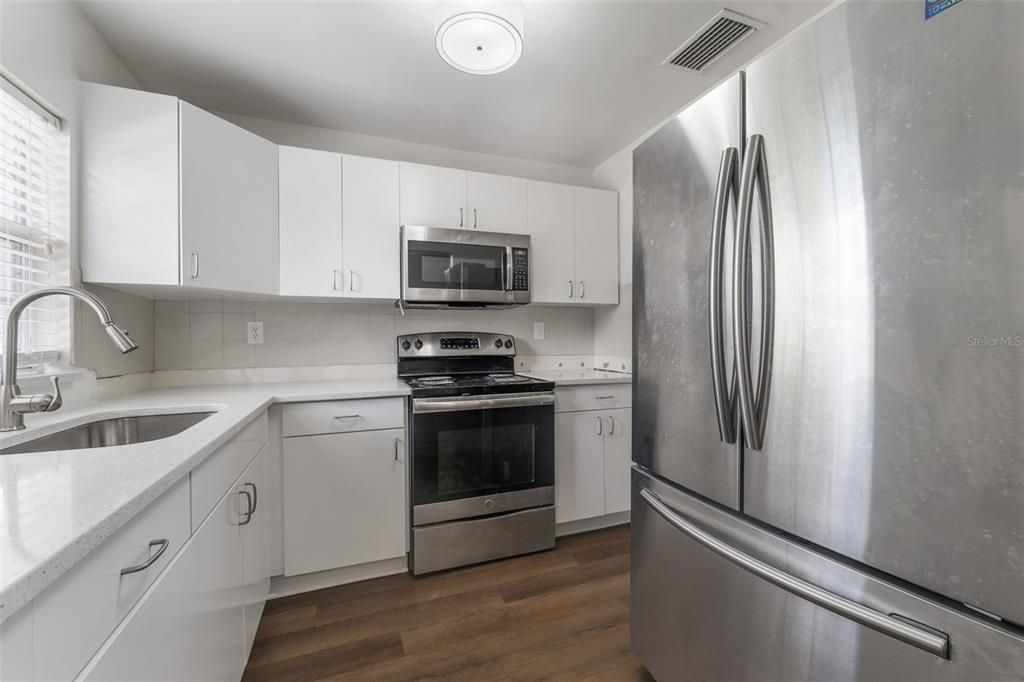 For Sale: $305,000 (2 beds, 1 baths, 816 Square Feet)