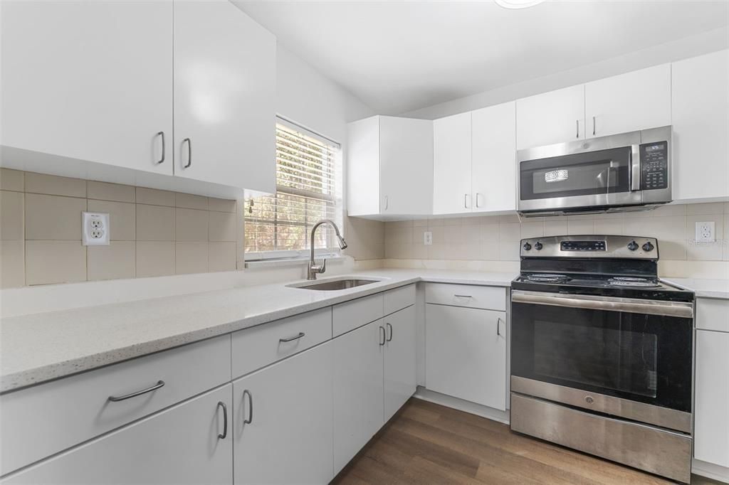 For Sale: $305,000 (2 beds, 1 baths, 816 Square Feet)