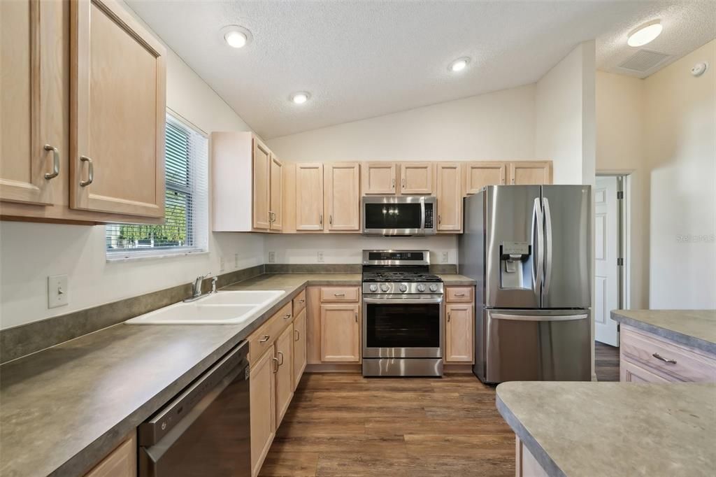 For Sale: $359,900 (3 beds, 2 baths, 1392 Square Feet)