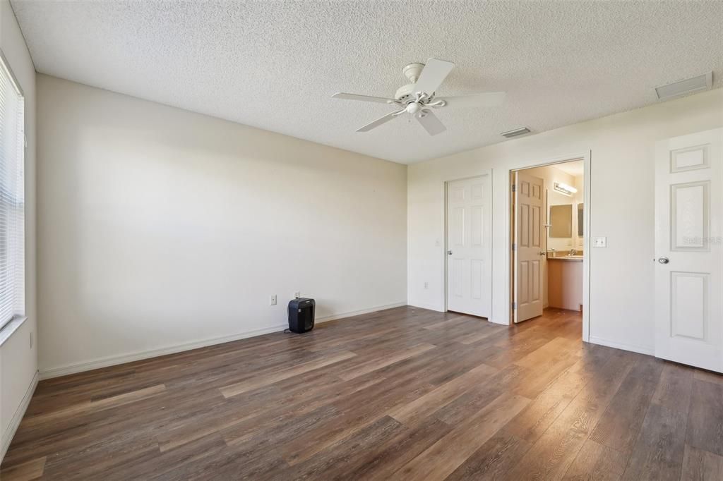 For Sale: $359,900 (3 beds, 2 baths, 1392 Square Feet)