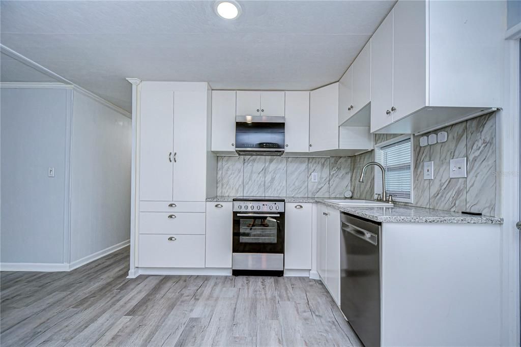 For Sale: $199,900 (2 beds, 2 baths, 960 Square Feet)