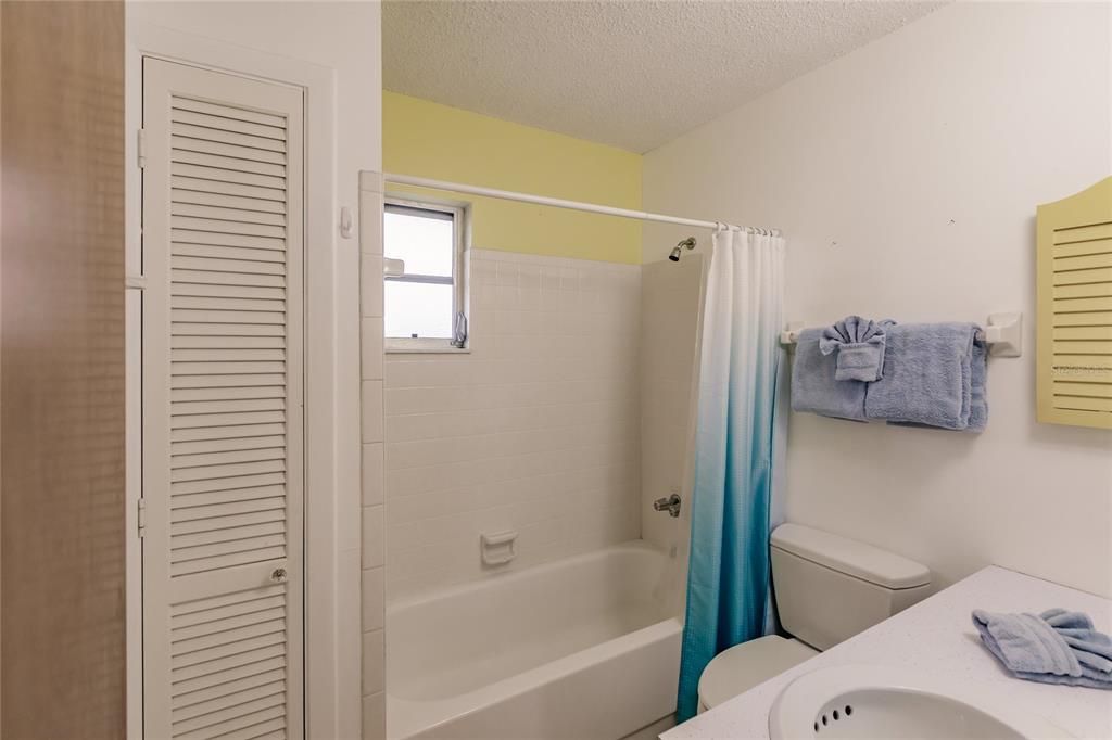 Main Bathroom with Shower/Tub