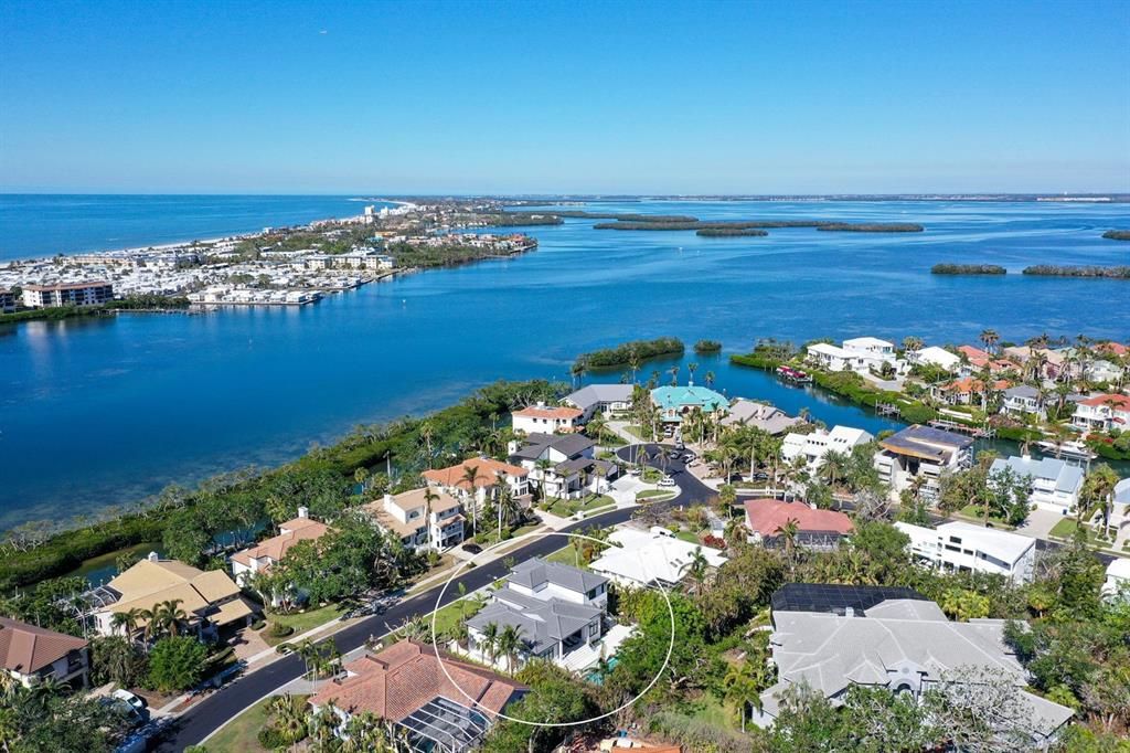 Steps away from Publix, town hall, banking, Caron Family Outdoor Pavillion, post office, LBK Club, world known golf, tennis, pickleball, marina, fabulous restaurants.