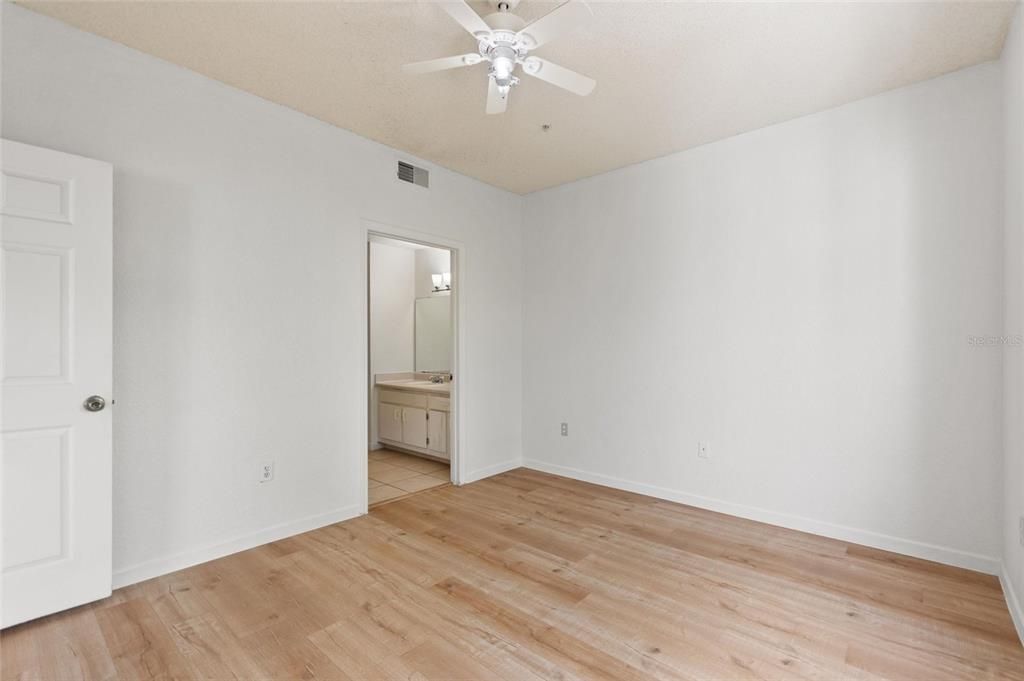 For Sale: $239,000 (2 beds, 2 baths, 1166 Square Feet)