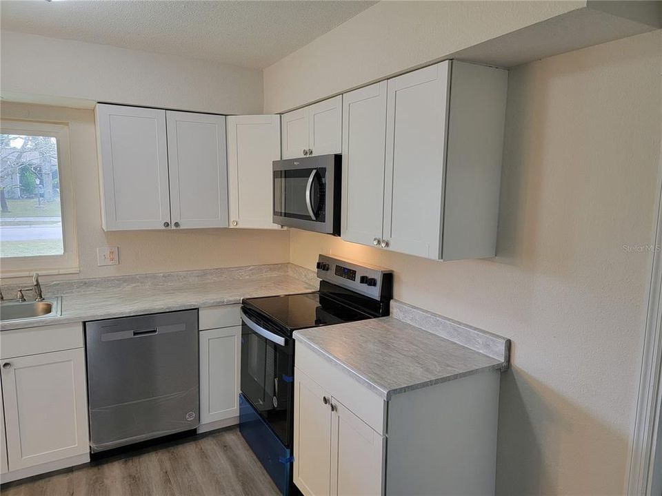 For Sale: $299,900 (2 beds, 2 baths, 1176 Square Feet)