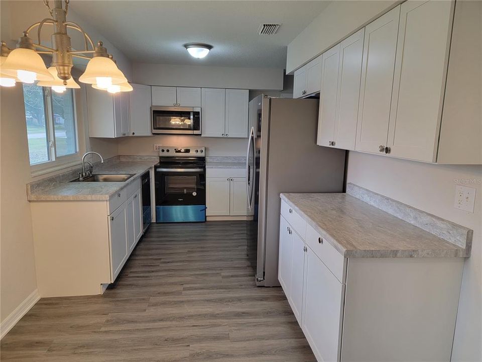 For Sale: $299,900 (2 beds, 2 baths, 1176 Square Feet)