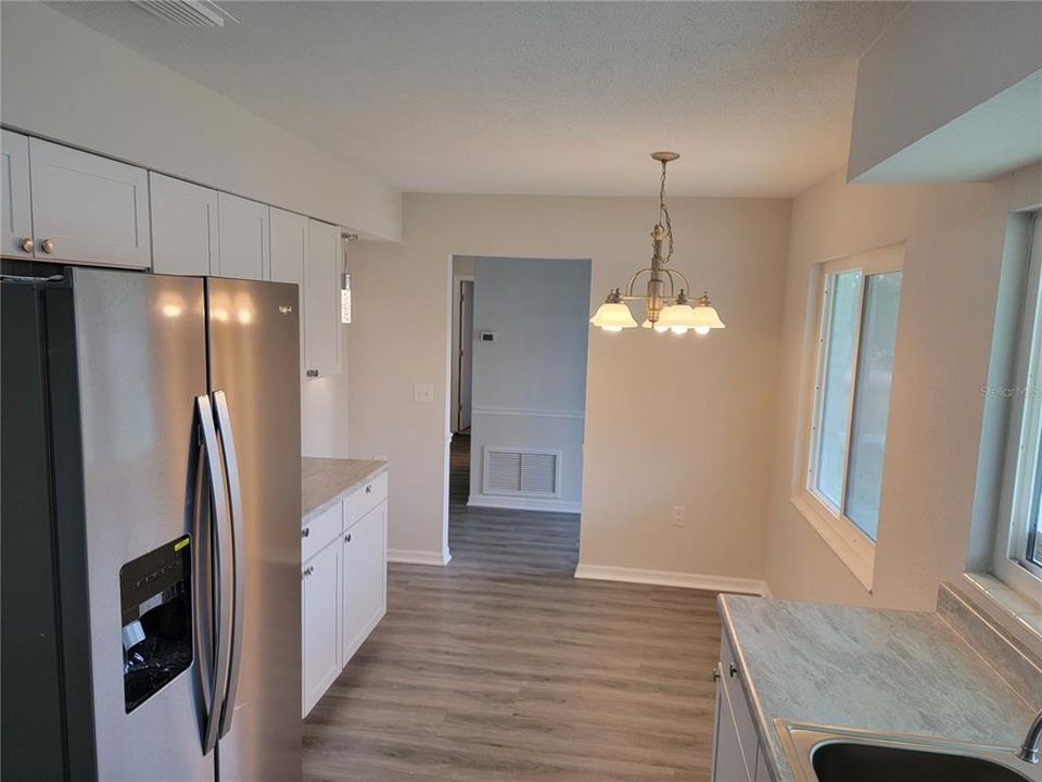 For Sale: $299,900 (2 beds, 2 baths, 1176 Square Feet)