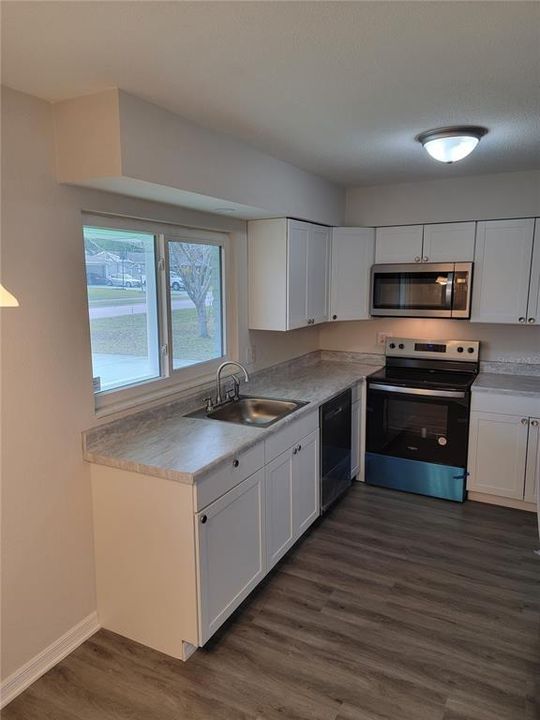 For Sale: $299,900 (2 beds, 2 baths, 1176 Square Feet)