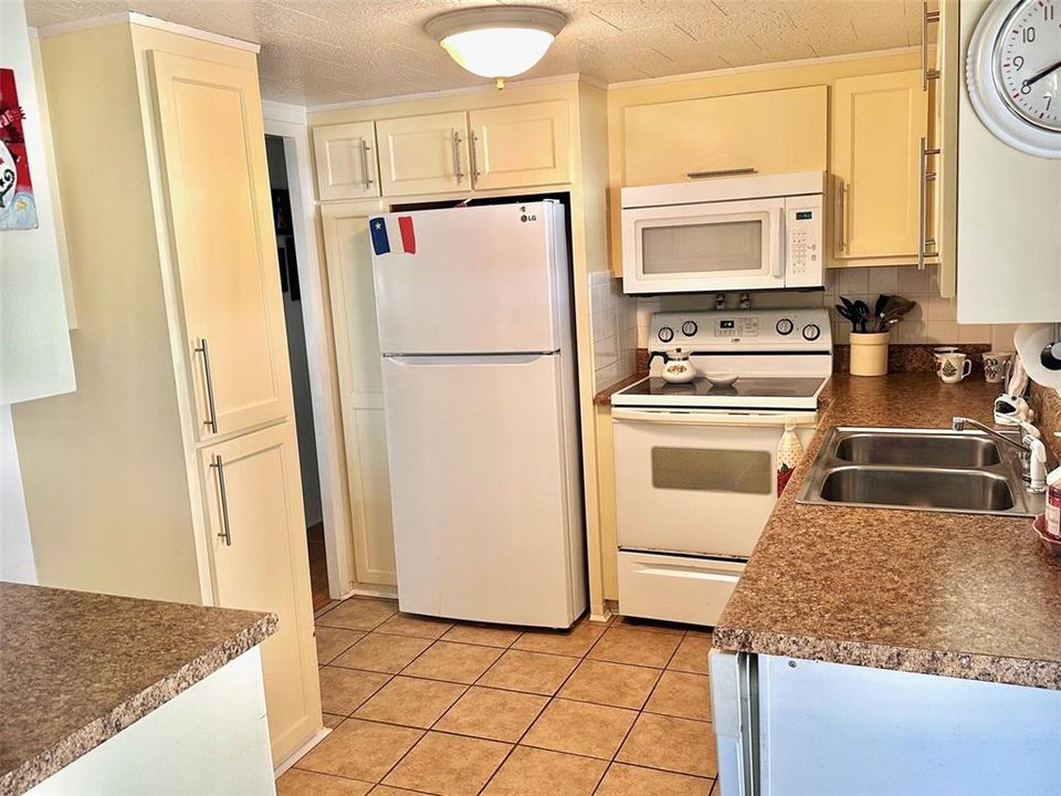 For Sale: $162,900 (2 beds, 2 baths, 1252 Square Feet)