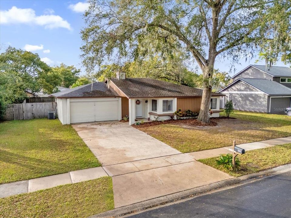 Active With Contract: $385,000 (3 beds, 2 baths, 1204 Square Feet)