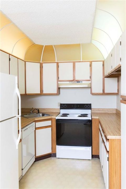 For Sale: $139,000 (2 beds, 2 baths, 1035 Square Feet)