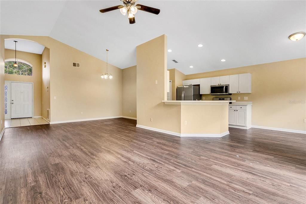 For Sale: $349,900 (3 beds, 2 baths, 1728 Square Feet)