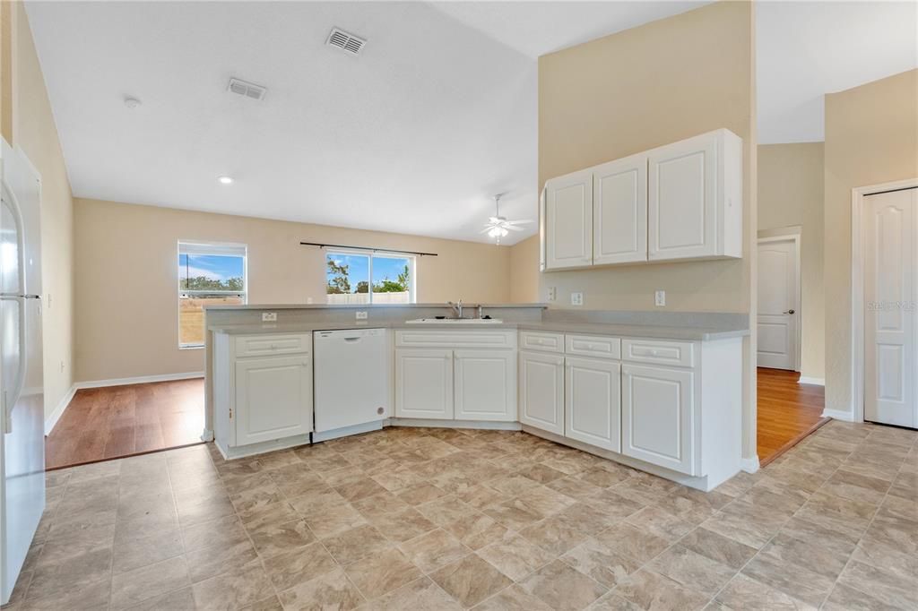 For Sale: $309,900 (3 beds, 2 baths, 1561 Square Feet)