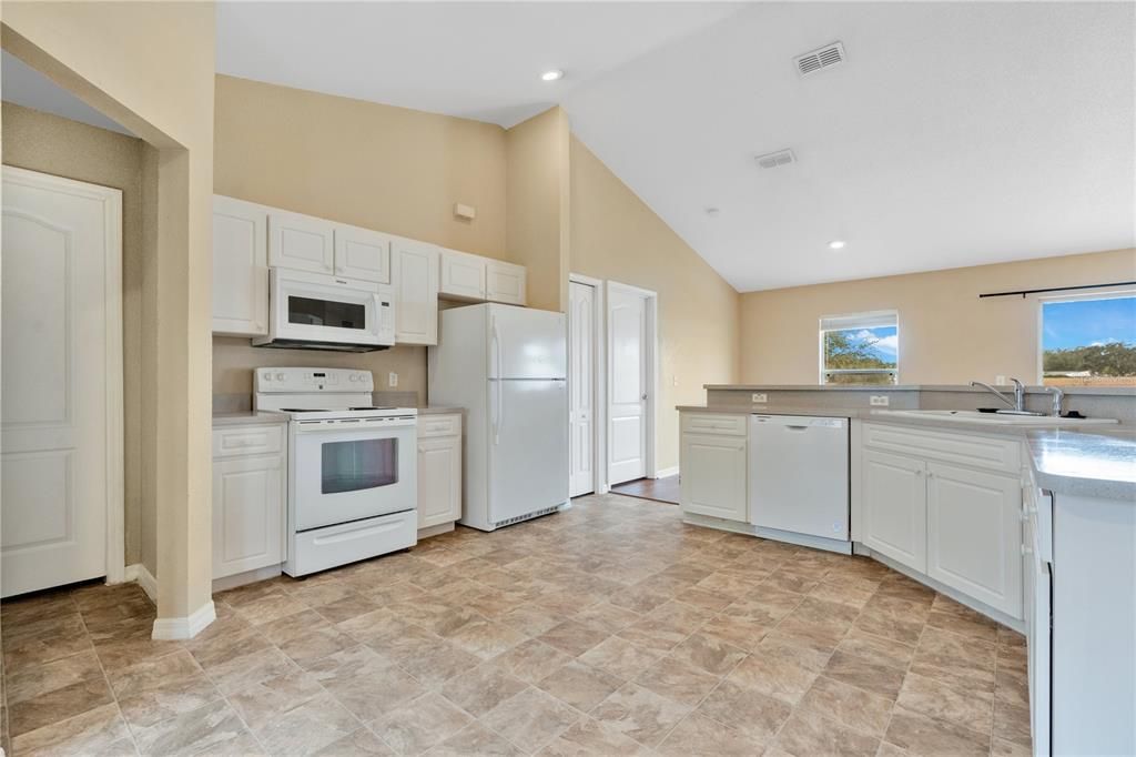 For Sale: $309,900 (3 beds, 2 baths, 1561 Square Feet)