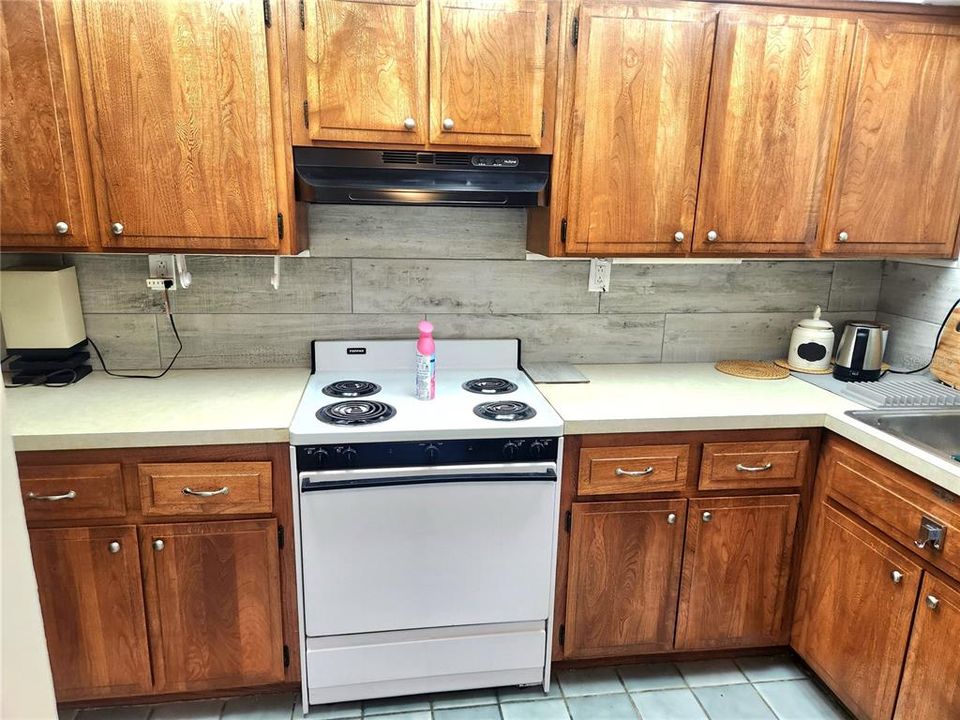 For Rent: $1,700 (2 beds, 1 baths, 865 Square Feet)