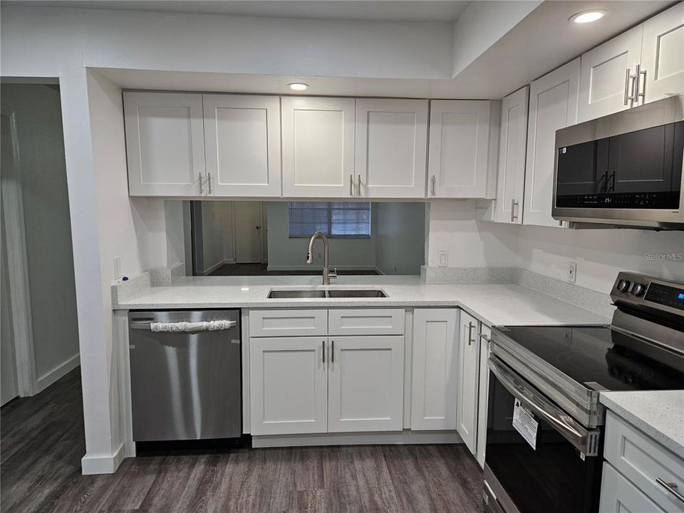 For Sale: $249,000 (2 beds, 2 baths, 1031 Square Feet)