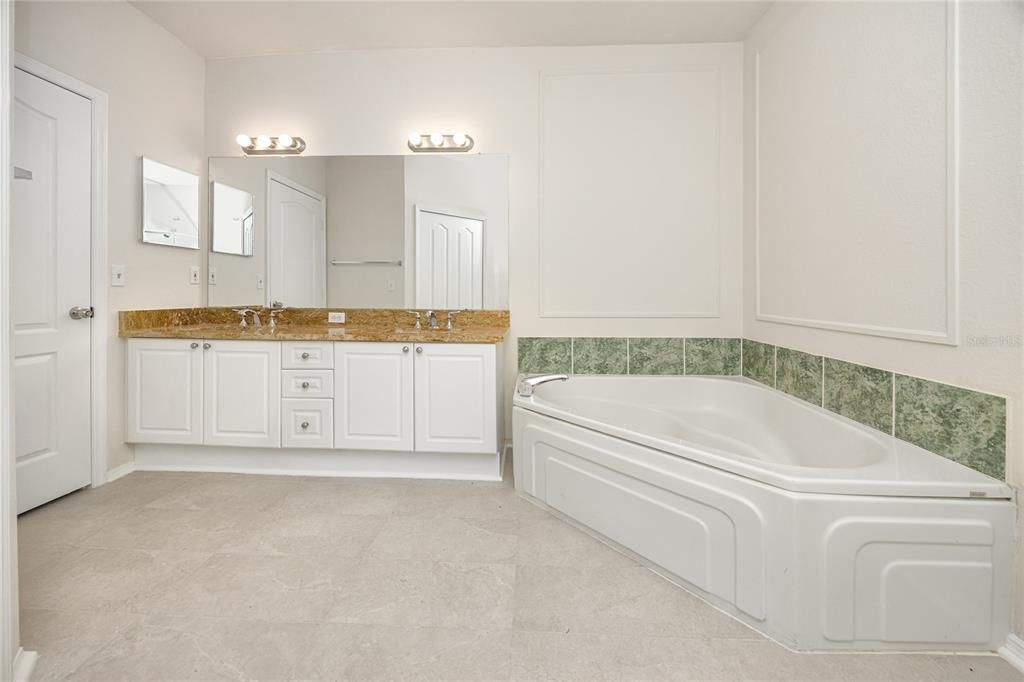 Dual sinks and garden tub