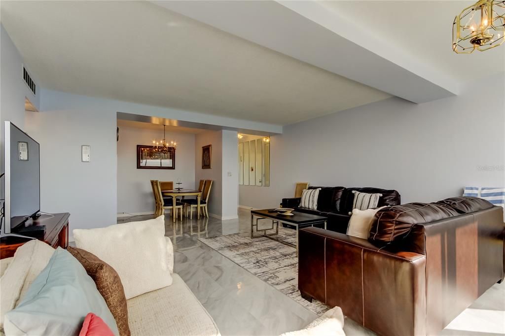 For Sale: $375,000 (2 beds, 2 baths, 1295 Square Feet)