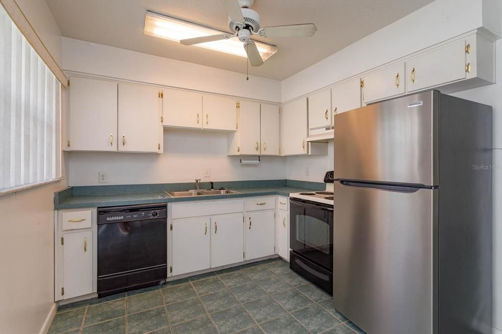 For Sale: $221,000 (2 beds, 1 baths, 864 Square Feet)