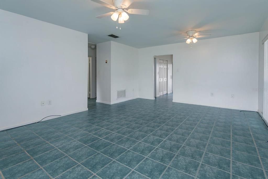 For Sale: $221,000 (2 beds, 1 baths, 864 Square Feet)