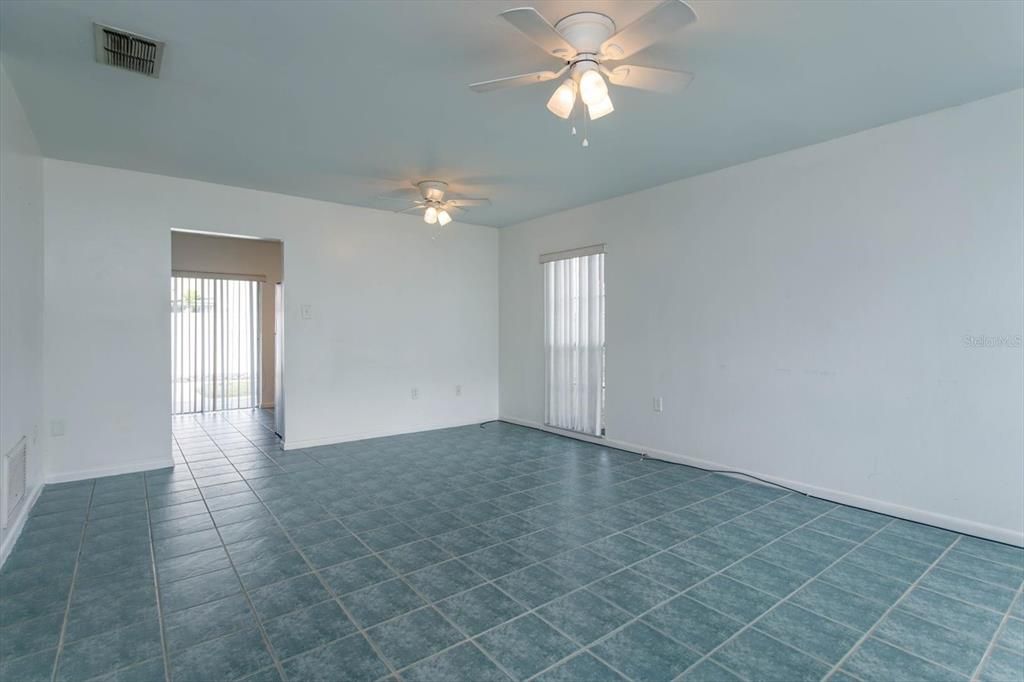 For Sale: $221,000 (2 beds, 1 baths, 864 Square Feet)