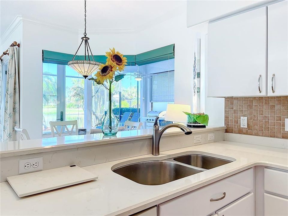 Breakfast bar, undermount stainless steel 60/40 sink.