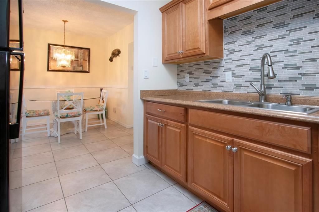 For Sale: $159,900 (1 beds, 1 baths, 992 Square Feet)