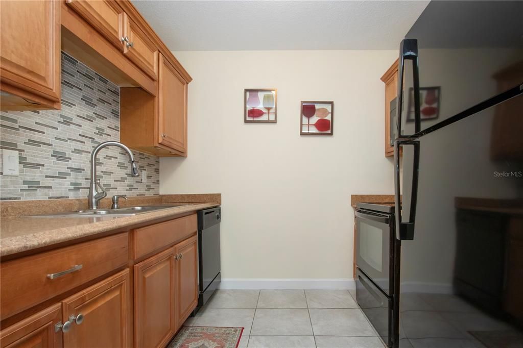 For Sale: $159,900 (1 beds, 1 baths, 992 Square Feet)