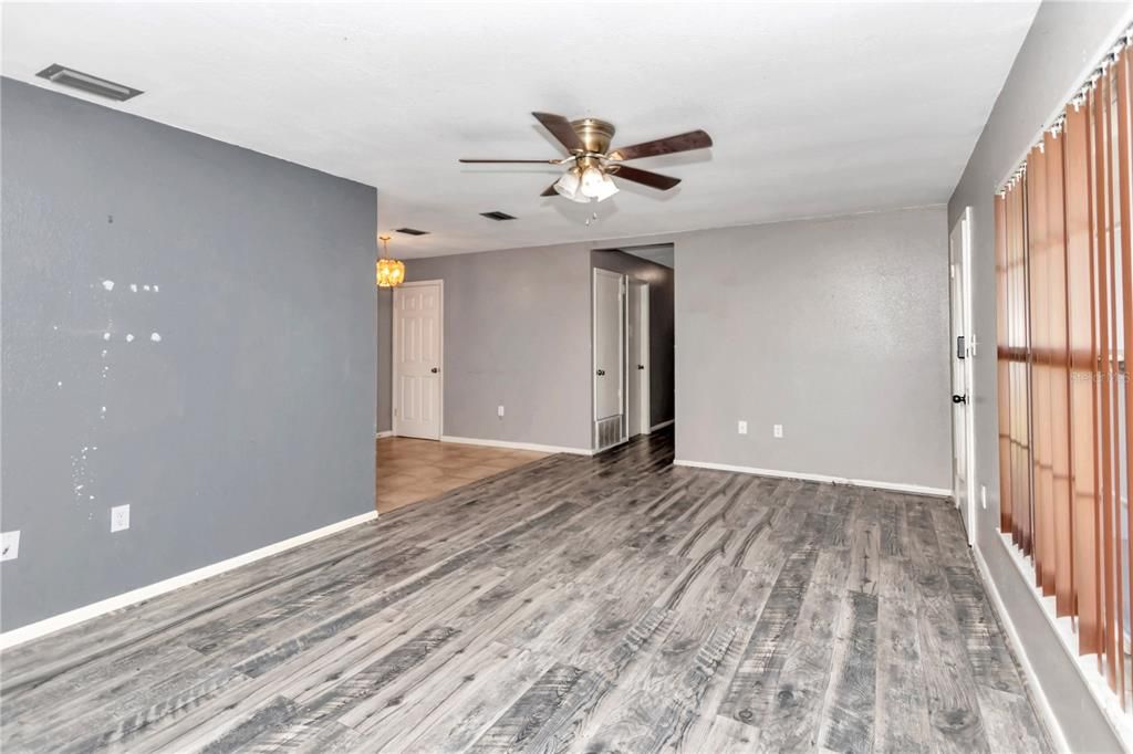 For Sale: $285,000 (4 beds, 2 baths, 1412 Square Feet)