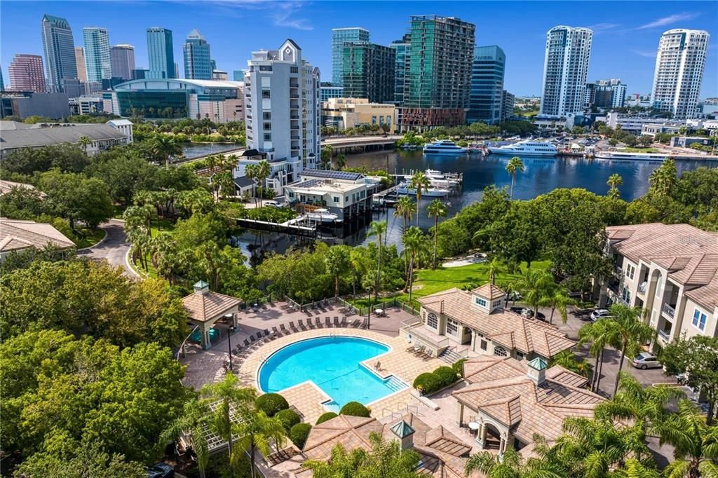 Island Place is conveniently located to Tampa’s Riverwalk, Water Street Tampa, Amalie Arena, Sparkman Wharf, Bayshore Blvd. and for commuters I-275 & the LeeRoy Selmon Expressway just minutes from the Island